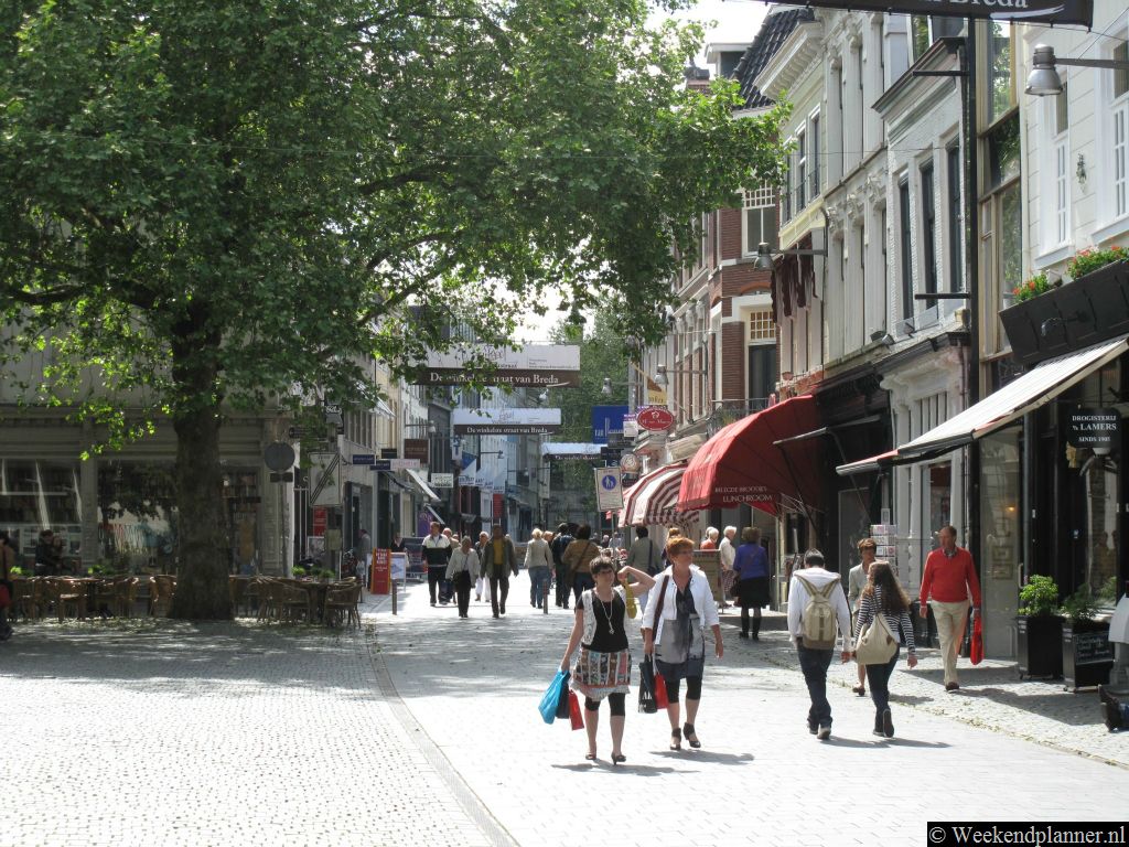 Dit is de Veemarktstraat. Deze winkelstraat komt uit op de Grote Markt. Tips: Een weekend in Breda.